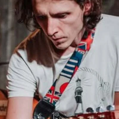 Александр Лапчев с гитарой