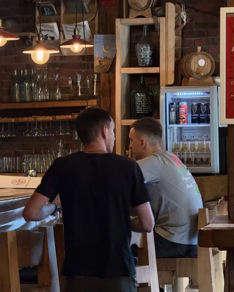 У нас в OLD BOYS звезда не шеф, не бармены и даже